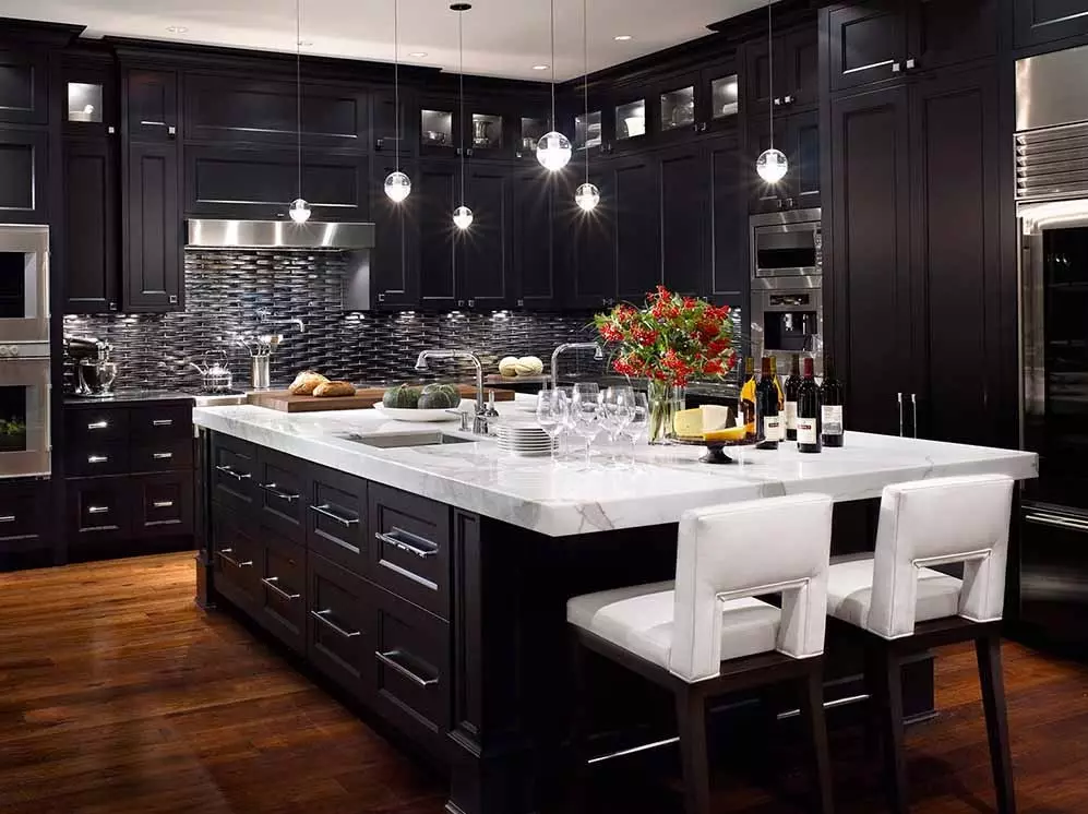 Kuzhinë e zezë (100 foto): Kuzhina e zezë kadifeje e vendosur me dru në dizajn të brendshëm, kuzhinë matte dhe me shkëlqim në ngjyrë gri-të zeza, dizajn i zi 21175_20