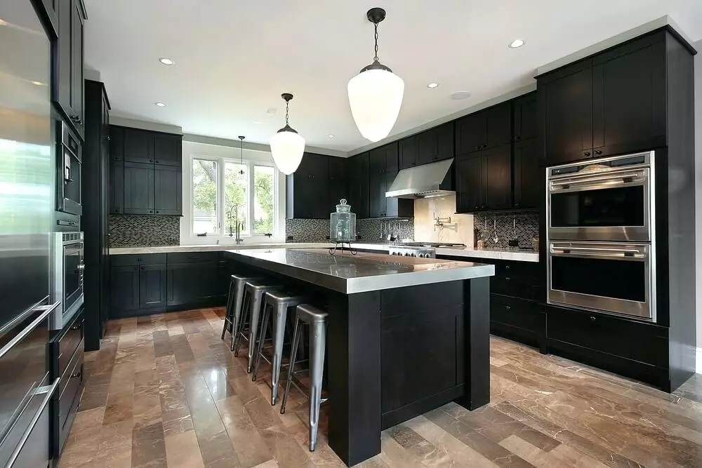 Μαύρη κουζίνα (100 φωτογραφίες): Μαύρη κουζίνα βελούδο με ξύλο στο εσωτερικό σχεδιασμό, ματ και γυαλιστερή κουζίνα σε γκρι-μαύρα χρώματα, μαύρο σχεδιασμό τοίχου 21175_21