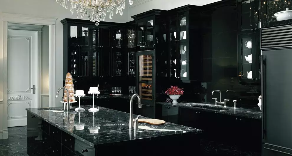 Црна кујна (100 фотографии): Црна кадифена кујна поставена со дрво во дизајнот на ентериер, мат и сјајна кујна во сива црна боја, дизајн на црн ѕид 21175_22