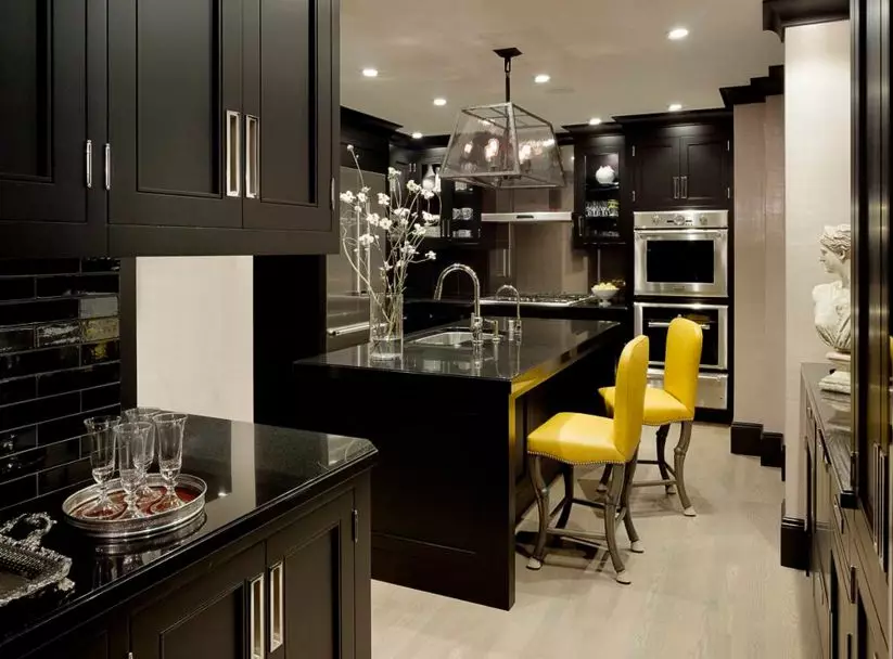 Black Kitchen (100 Foto): Hitam Beludru Kitchen Set dengan kayu dalam desain interior, dapur matte dan glossy dalam warna abu-abu-hitam, desain dinding hitam 21175_23