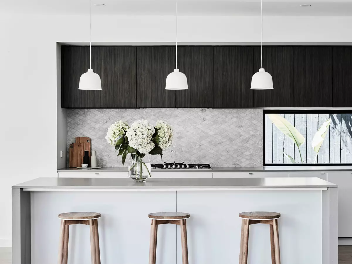 काळा स्वयंपाकघर (100 फोटो): ब्लॅक मखमली किचन आणि ग्रे-ब्लॅक रंग, ब्लॅक वॉल डिझाइनमध्ये इंटीरियर डिझाइन, मॅट आणि चमकदार स्वयंपाकघरात सेट करा 21175_25