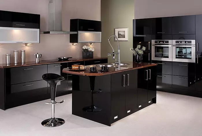 بلیک باورچی خانے (100 فوٹو): سیاہ مخمل باورچی خانے میں سیاہ مخمل باورچی خانے میں لکڑی کے ساتھ سیٹ، دھندلا اور چمکدار باورچی خانے میں بھوری رنگ سیاہ رنگ، سیاہ دیوار ڈیزائن 21175_27