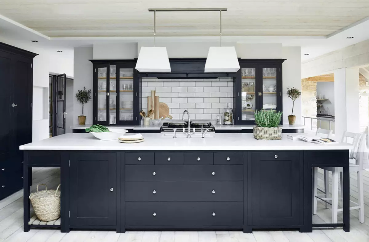 Juoda virtuvė (100 nuotraukos): juoda aksomo virtuvės komplektas su medžio interjero dizaino, matinis ir blizgus virtuvėje pilkai-juodos spalvos, juodos sienos dizaino 21175_31