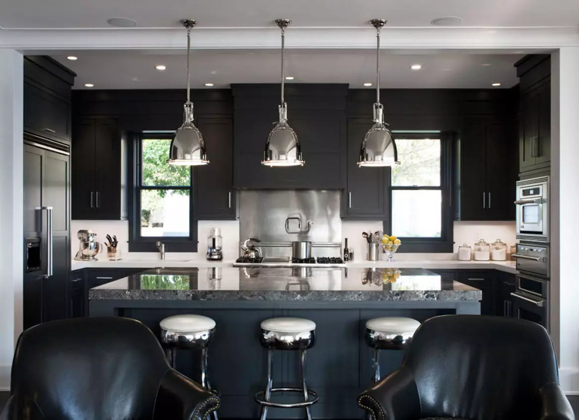 cozinha Preto (100 fotos): conjunto de cozinha de veludo preto com madeira em design de interiores, fosco e cozinha brilhante em cores cinza-escuro, design parede preta 21175_34