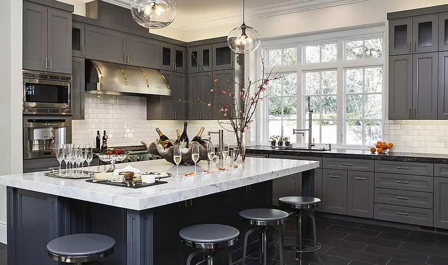 काळा स्वयंपाकघर (100 फोटो): ब्लॅक मखमली किचन आणि ग्रे-ब्लॅक रंग, ब्लॅक वॉल डिझाइनमध्ये इंटीरियर डिझाइन, मॅट आणि चमकदार स्वयंपाकघरात सेट करा 21175_36