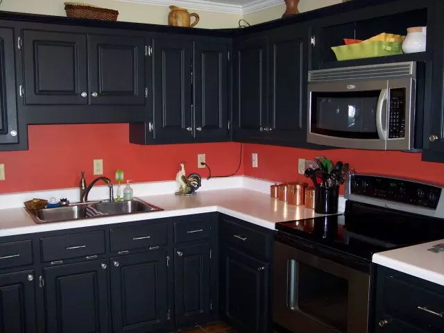 ब्लैक रसोई (100 फोटो): भूरे रंग के काले रंग, काले दीवार डिजाइन में इंटीरियर डिजाइन, मैट और चमकदार रसोई में लकड़ी के साथ काले मखमल रसोईघर 21175_37