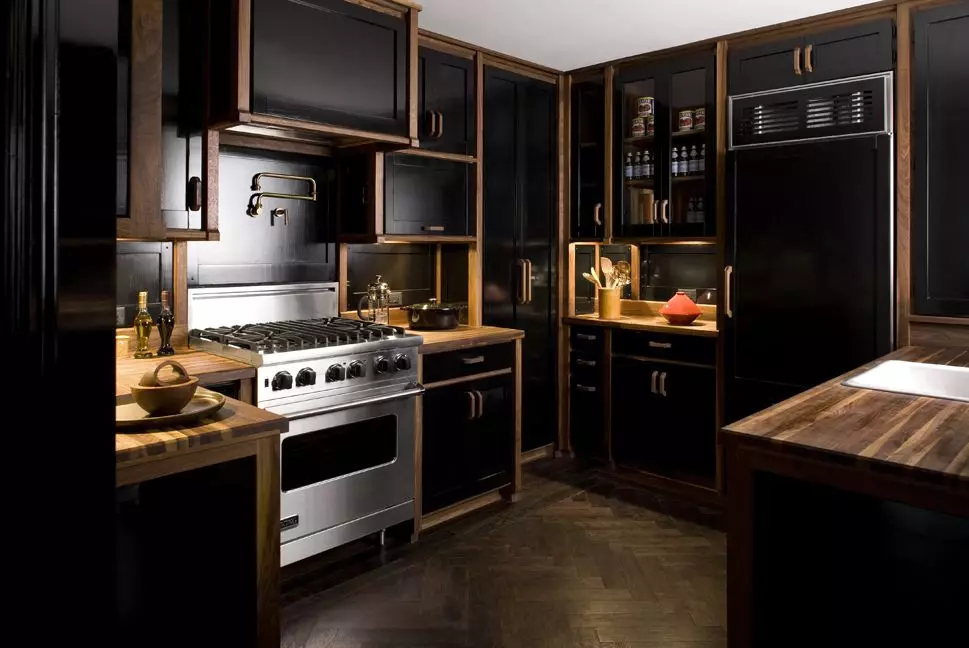 Melna virtuve (100 fotogrāfijas): melna samta virtuve komplekts ar koka interjera dizainu, matētu un spīdīgu virtuvi pelēkās melnās krāsās, melnā sienas dizains 21175_4