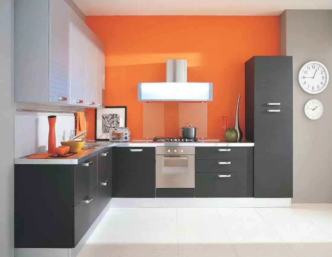 بلیک باورچی خانے (100 فوٹو): سیاہ مخمل باورچی خانے میں سیاہ مخمل باورچی خانے میں لکڑی کے ساتھ سیٹ، دھندلا اور چمکدار باورچی خانے میں بھوری رنگ سیاہ رنگ، سیاہ دیوار ڈیزائن 21175_40