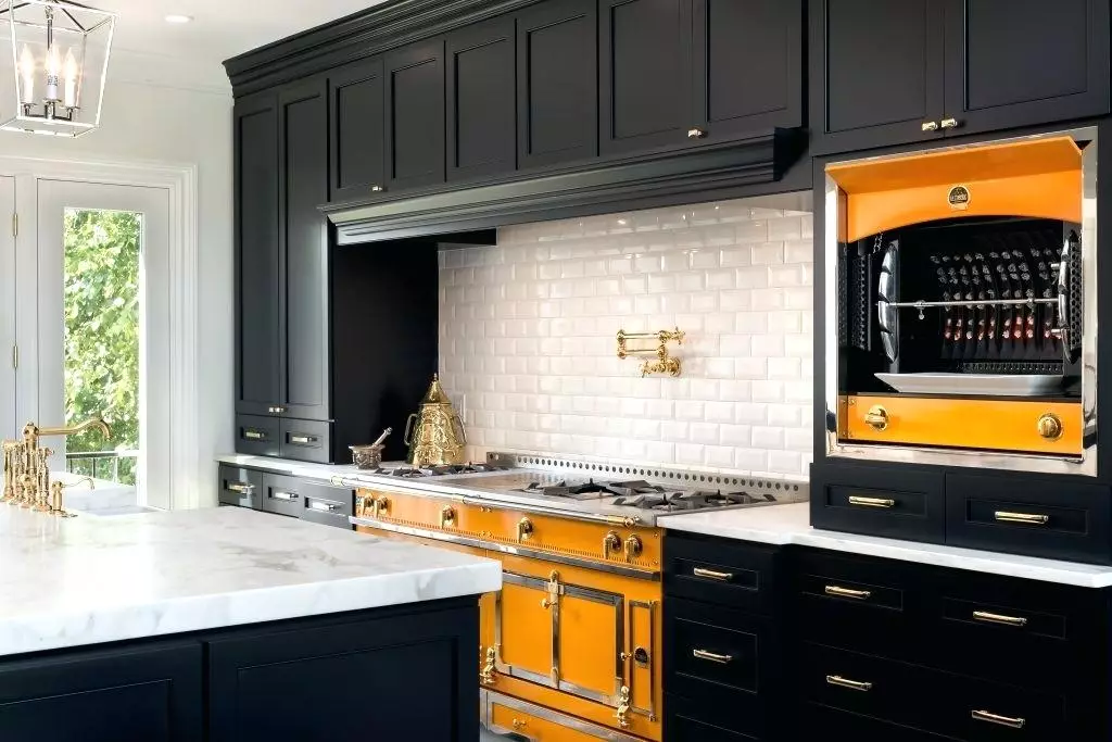 Black Kitchen (100 fotos): cuina de vellut negre amb fusta en disseny interior, cuina mat i brillant en colors gris-negre, disseny de paret negre 21175_45