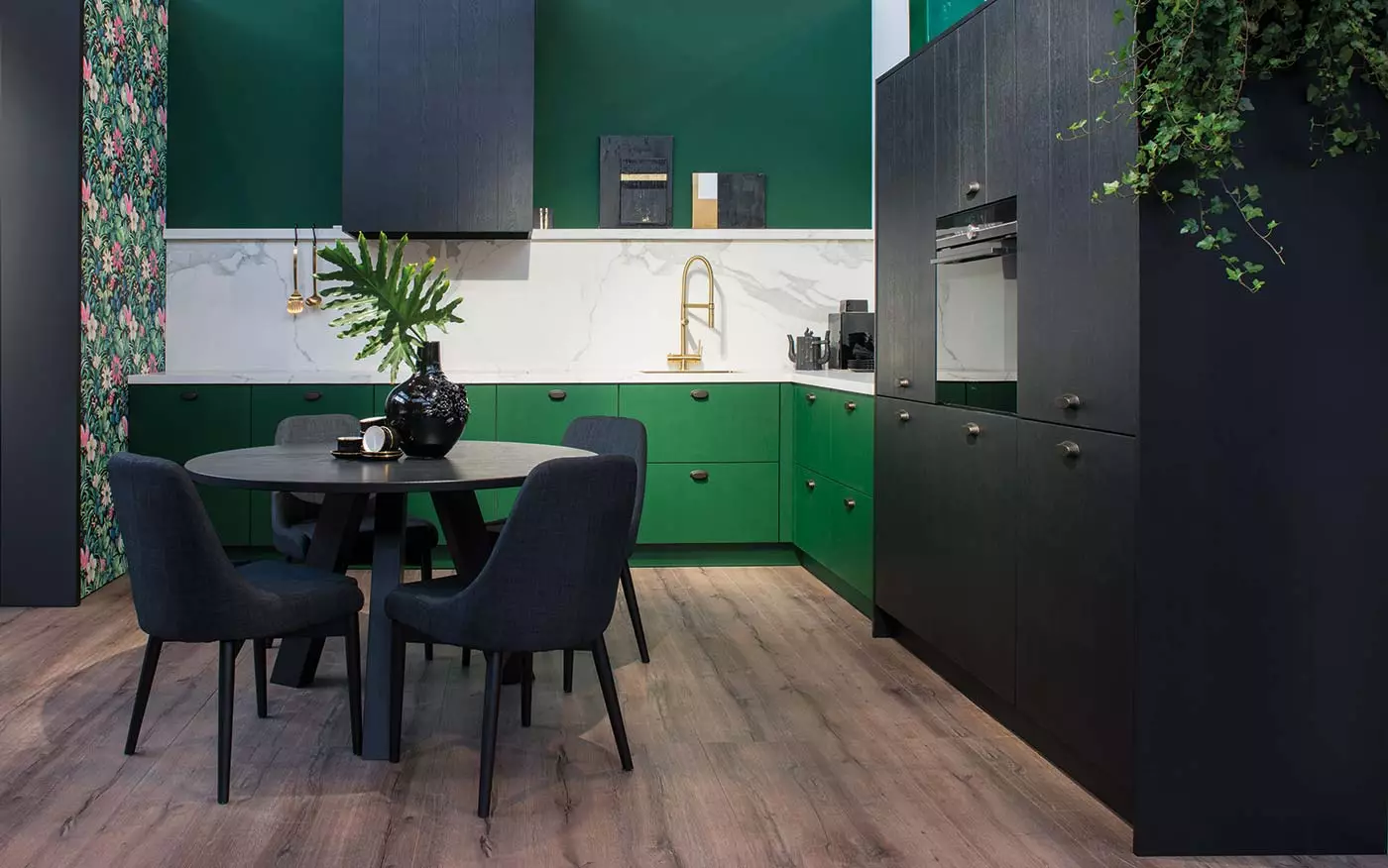 Black Kitchen (100 Foto): Hitam Beludru Kitchen Set dengan kayu dalam desain interior, dapur matte dan glossy dalam warna abu-abu-hitam, desain dinding hitam 21175_46