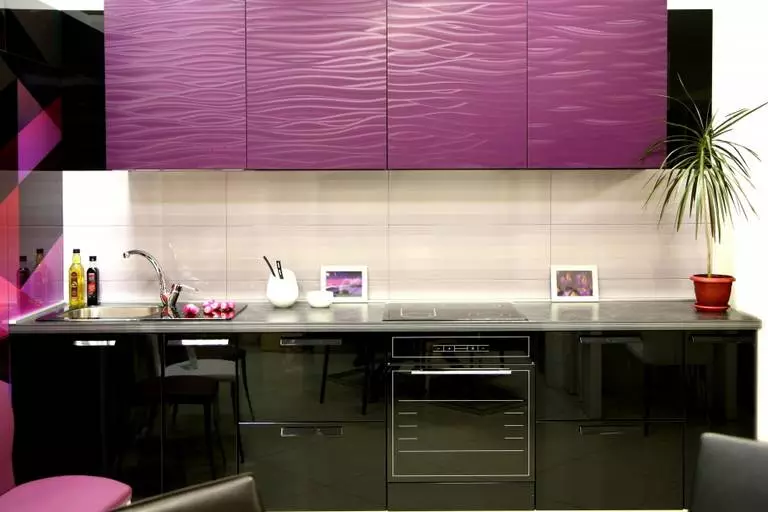 काळा स्वयंपाकघर (100 फोटो): ब्लॅक मखमली किचन आणि ग्रे-ब्लॅक रंग, ब्लॅक वॉल डिझाइनमध्ये इंटीरियर डिझाइन, मॅट आणि चमकदार स्वयंपाकघरात सेट करा 21175_49