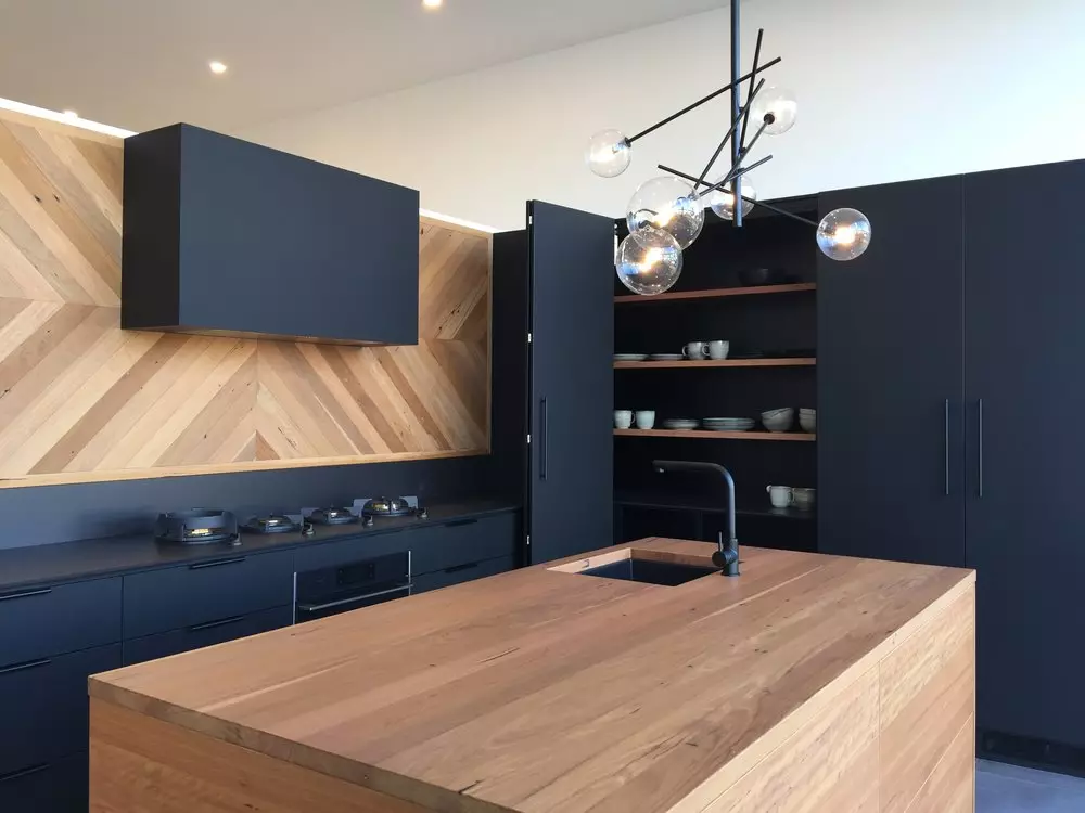Црна кујна (100 фотографии): Црна кадифена кујна поставена со дрво во дизајнот на ентериер, мат и сјајна кујна во сива црна боја, дизајн на црн ѕид 21175_5