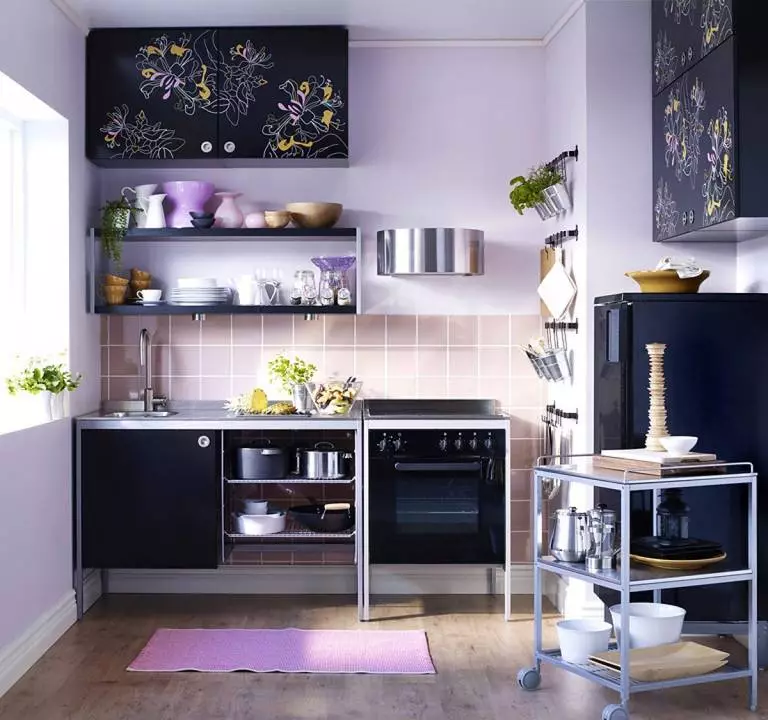 Melna virtuve (100 fotogrāfijas): melna samta virtuve komplekts ar koka interjera dizainu, matētu un spīdīgu virtuvi pelēkās melnās krāsās, melnā sienas dizains 21175_50