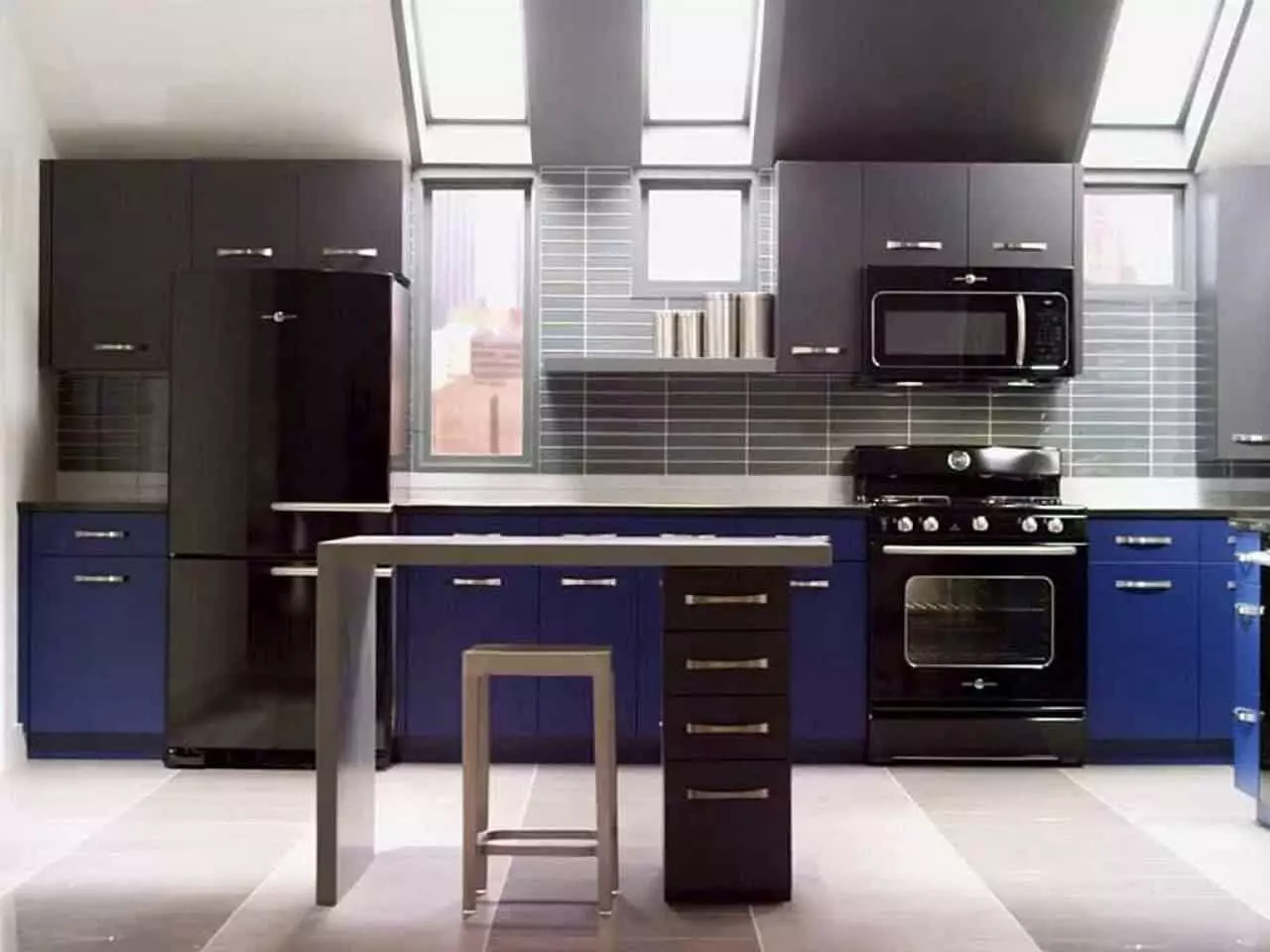 Μαύρη κουζίνα (100 φωτογραφίες): Μαύρη κουζίνα βελούδο με ξύλο στο εσωτερικό σχεδιασμό, ματ και γυαλιστερή κουζίνα σε γκρι-μαύρα χρώματα, μαύρο σχεδιασμό τοίχου 21175_54