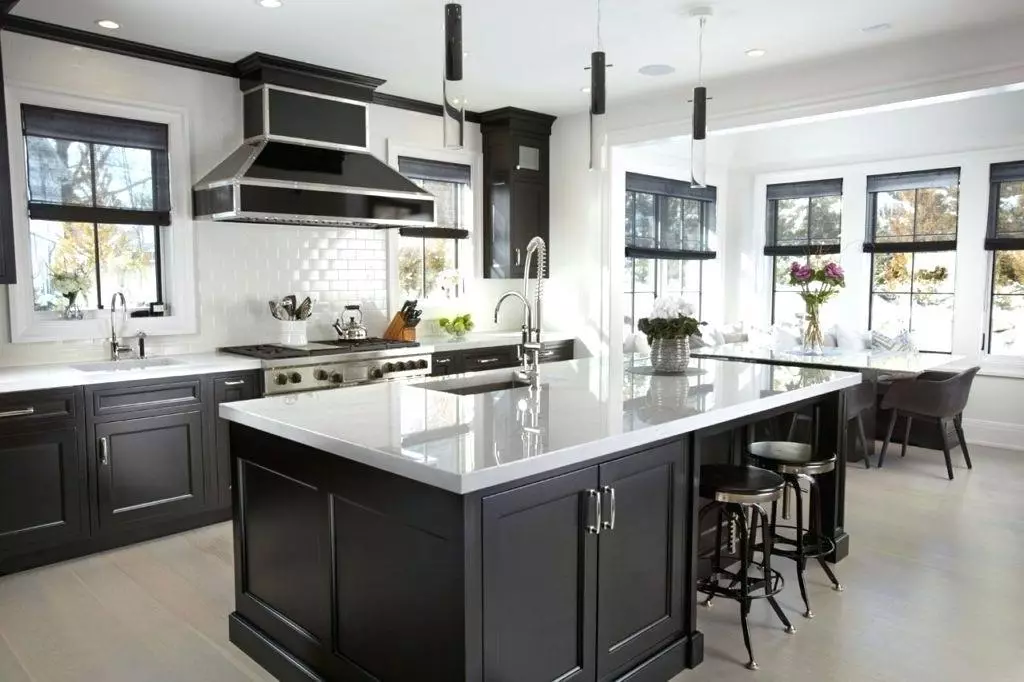 Чорная кухня (100 фота): кухонны гарнітур чорнага аксамітнага колеру з дрэвам у дызайне інтэр'еру, матавая і глянцавая кухні ў шэра-чорных танах, дызайн чорных сцен 21175_57