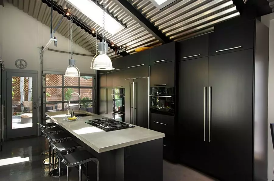 Μαύρη κουζίνα (100 φωτογραφίες): Μαύρη κουζίνα βελούδο με ξύλο στο εσωτερικό σχεδιασμό, ματ και γυαλιστερή κουζίνα σε γκρι-μαύρα χρώματα, μαύρο σχεδιασμό τοίχου 21175_61