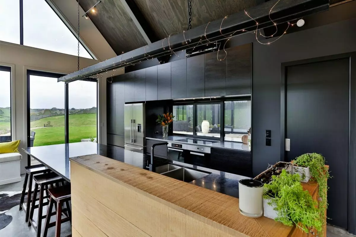 Crna kuhinja (100 fotografija): Black Velvet kuhinja komplet s drveta u dizajn interijera, mat i sjajna kuhinja u sivo-crnoj boji, crni zid dizajn 21175_64
