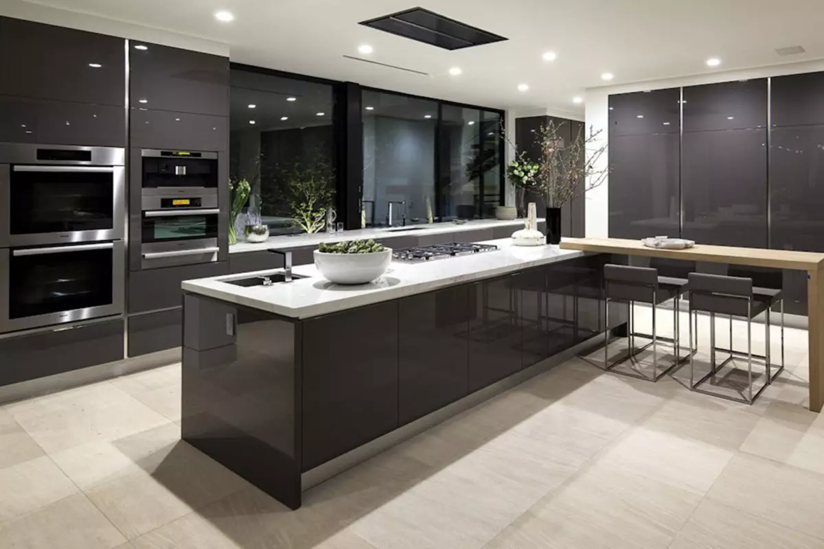cozinha Preto (100 fotos): conjunto de cozinha de veludo preto com madeira em design de interiores, fosco e cozinha brilhante em cores cinza-escuro, design parede preta 21175_67