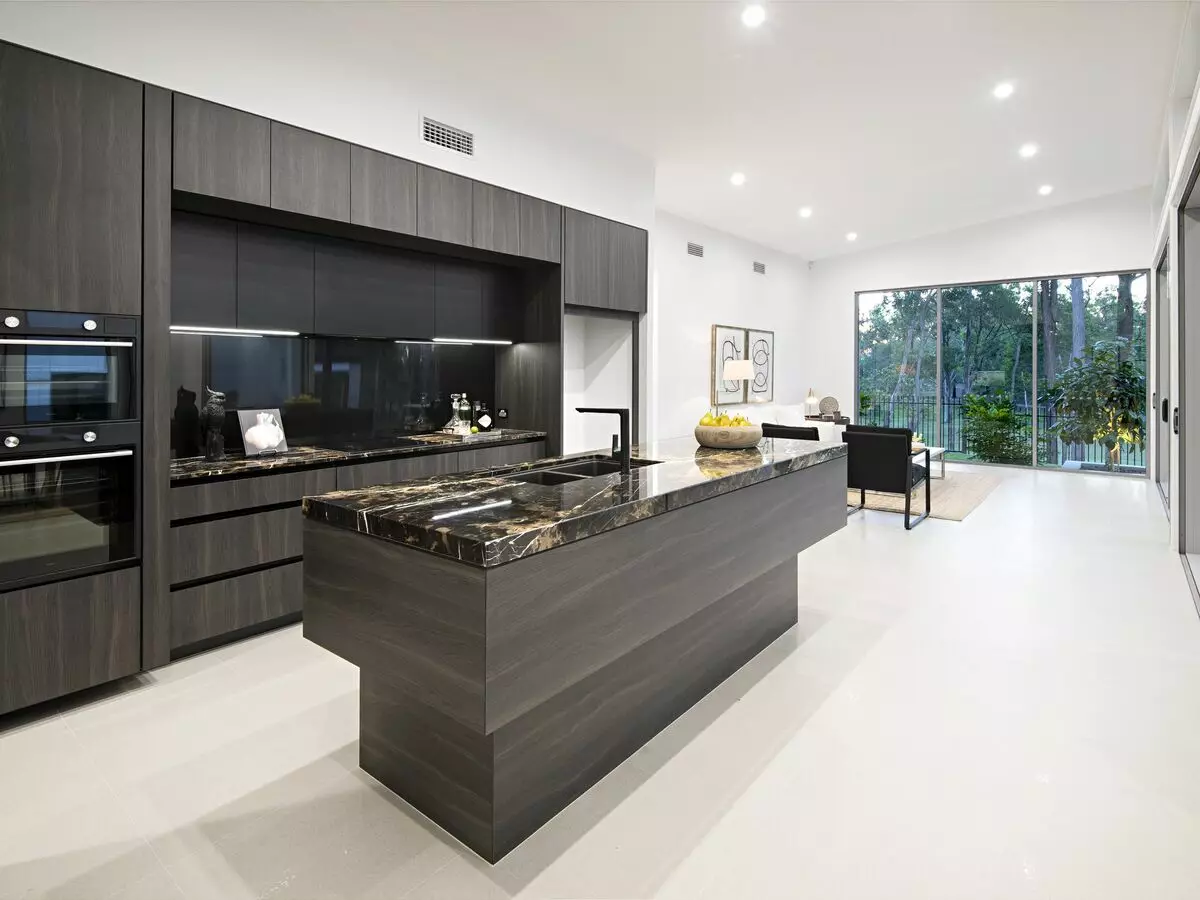 Melna virtuve (100 fotogrāfijas): melna samta virtuve komplekts ar koka interjera dizainu, matētu un spīdīgu virtuvi pelēkās melnās krāsās, melnā sienas dizains 21175_69