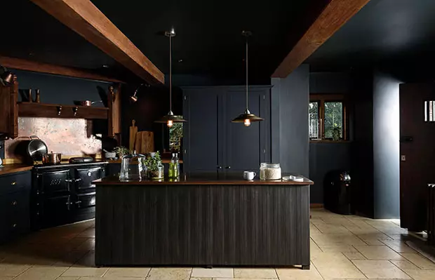 بلیک باورچی خانے (100 فوٹو): سیاہ مخمل باورچی خانے میں سیاہ مخمل باورچی خانے میں لکڑی کے ساتھ سیٹ، دھندلا اور چمکدار باورچی خانے میں بھوری رنگ سیاہ رنگ، سیاہ دیوار ڈیزائن 21175_7