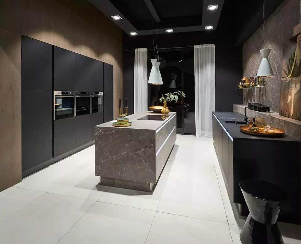 Црна кујна (100 фотографии): Црна кадифена кујна поставена со дрво во дизајнот на ентериер, мат и сјајна кујна во сива црна боја, дизајн на црн ѕид 21175_70