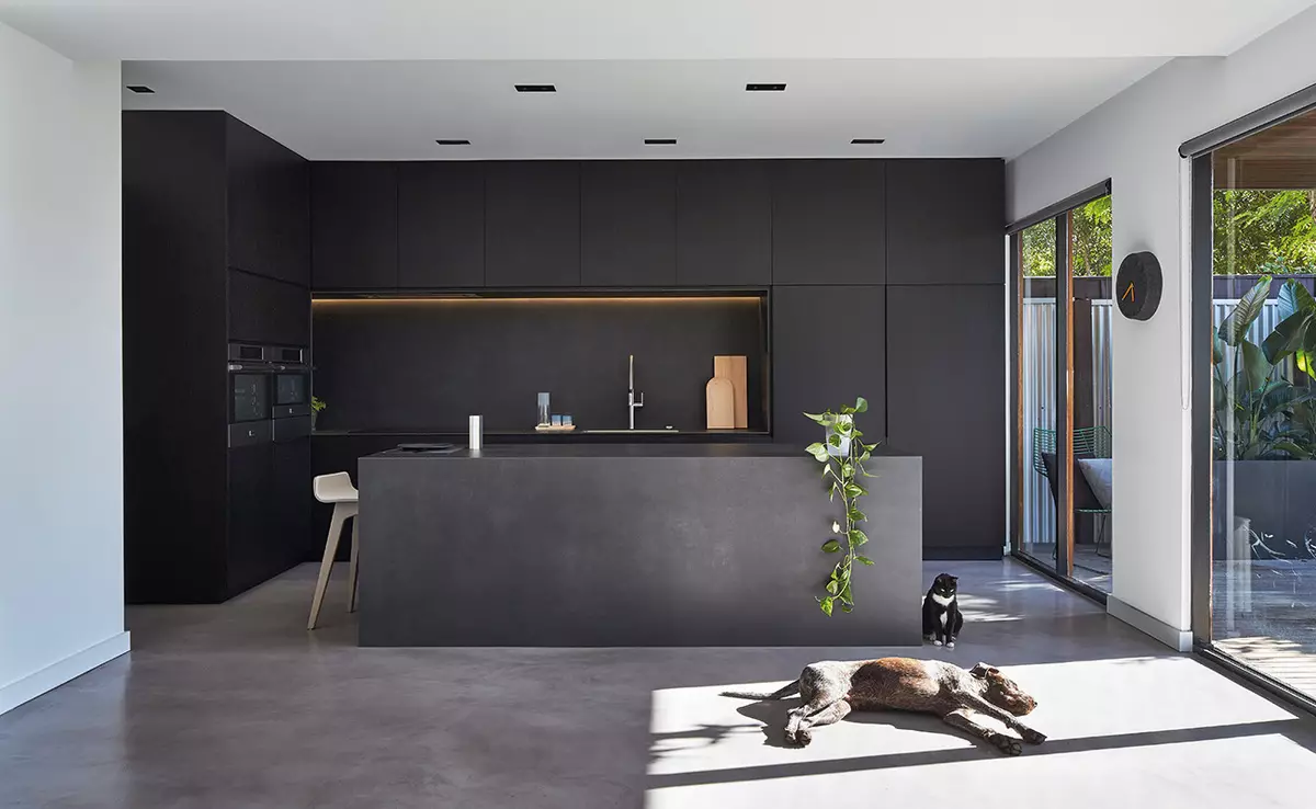 Cucina nera (100 foto): set di cucina in velluto nero con legno in interior design, cucina opaca e lucida in colori grigio-nero, design della parete nera 21175_71
