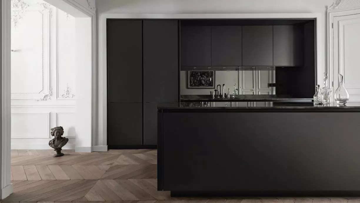 Fekete konyha (100 fotó): fekete bársony konyhai szett fa a belső kialakítás, matt és fényes konyha szürke-fekete színben, fekete falú 21175_74
