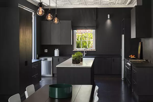 Svart kjøkken (100 bilder): svart fløyel kjøkken sett med tre i interiør, matt og glanset kjøkken i grå-svart farger, svart vegg design 21175_75