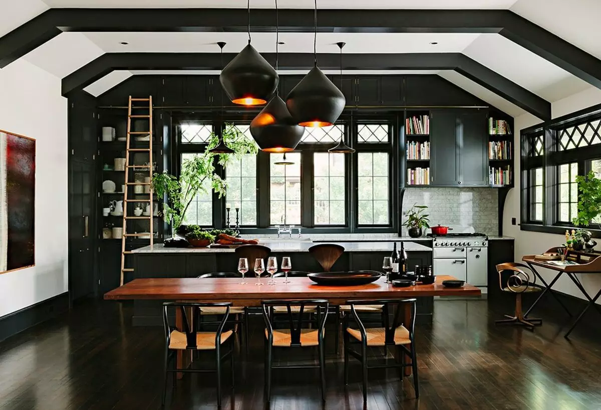 Μαύρη κουζίνα (100 φωτογραφίες): Μαύρη κουζίνα βελούδο με ξύλο στο εσωτερικό σχεδιασμό, ματ και γυαλιστερή κουζίνα σε γκρι-μαύρα χρώματα, μαύρο σχεδιασμό τοίχου 21175_8