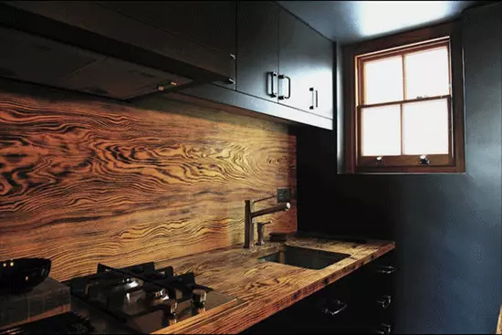 Kuzhinë e zezë (100 foto): Kuzhina e zezë kadifeje e vendosur me dru në dizajn të brendshëm, kuzhinë matte dhe me shkëlqim në ngjyrë gri-të zeza, dizajn i zi 21175_85