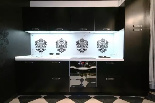 Melna virtuve (100 fotogrāfijas): melna samta virtuve komplekts ar koka interjera dizainu, matētu un spīdīgu virtuvi pelēkās melnās krāsās, melnā sienas dizains 21175_86