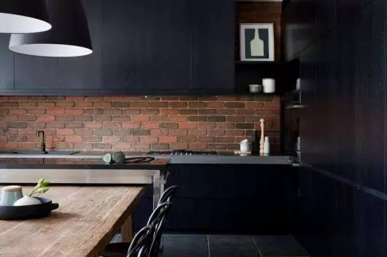 Fekete konyha (100 fotó): fekete bársony konyhai szett fa a belső kialakítás, matt és fényes konyha szürke-fekete színben, fekete falú 21175_87