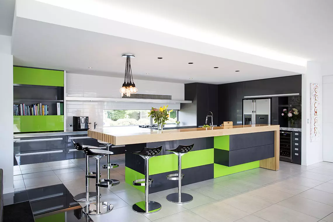 Svart kjøkken (100 bilder): svart fløyel kjøkken sett med tre i interiør, matt og glanset kjøkken i grå-svart farger, svart vegg design 21175_9