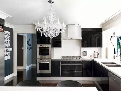 بلیک باورچی خانے (100 فوٹو): سیاہ مخمل باورچی خانے میں سیاہ مخمل باورچی خانے میں لکڑی کے ساتھ سیٹ، دھندلا اور چمکدار باورچی خانے میں بھوری رنگ سیاہ رنگ، سیاہ دیوار ڈیزائن 21175_90