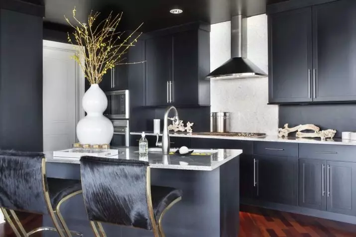 Sort køkken (100 billeder): sort fløjl køkken sæt med træ i indretning, matt og blankt køkken i grå-sorte farver, sort væg design 21175_93