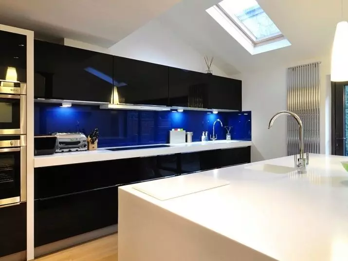 cozinha Preto (100 fotos): conjunto de cozinha de veludo preto com madeira em design de interiores, fosco e cozinha brilhante em cores cinza-escuro, design parede preta 21175_98