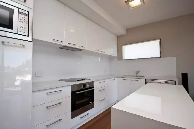 Dapur Angular Putih (46 Foto): Headset dapur mengkilap dan matte dalam gaya interior, modern dan klasik, dari MDF dan plastik 21179_12