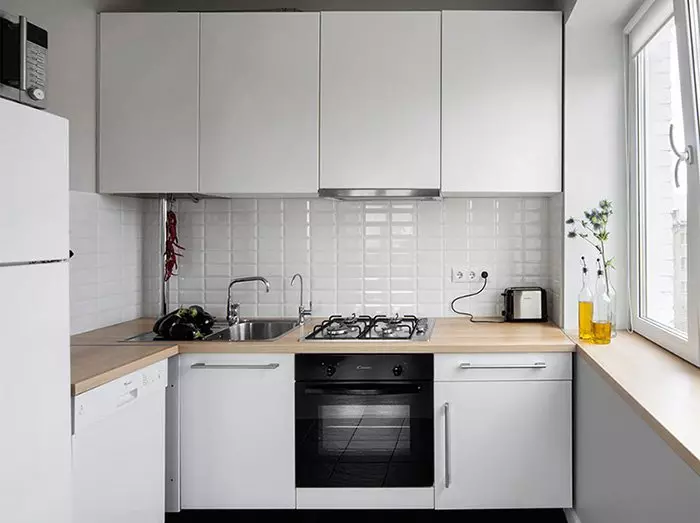 Cozinhas angulares brancas (46 fotos): headsets de cozinha brilhante e fosco no interior, estilo moderno e clássico, de MDF e plástico 21179_13