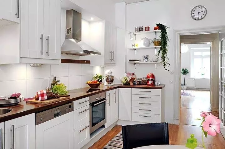 Cucine angolari bianche (46 foto): cuffie da cucina lucida e opaca negli interni, moderno e classico stile, da MDF e plastica 21179_14