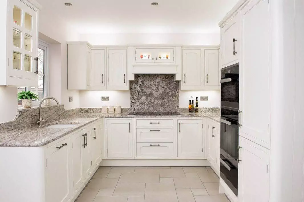Cucine angolari bianche (46 foto): cuffie da cucina lucida e opaca negli interni, moderno e classico stile, da MDF e plastica 21179_15