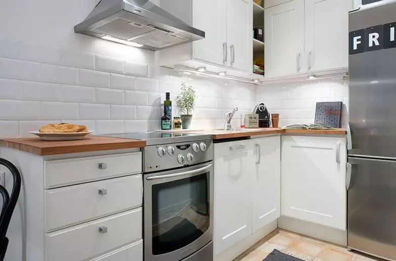 Bucătăriile unghiulare albe (46 fotografii): căști de bucătărie lucioasă și mată în stilul interior, modern și clasic, din MDF și plastic 21179_18