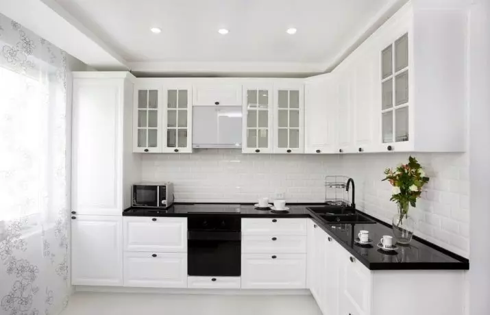 White leņķa virtuves (46 fotogrāfijas): glancēts un matēts virtuves austiņas interjerā, moderns un klasisks stils, no MDF un plastmasas 21179_2