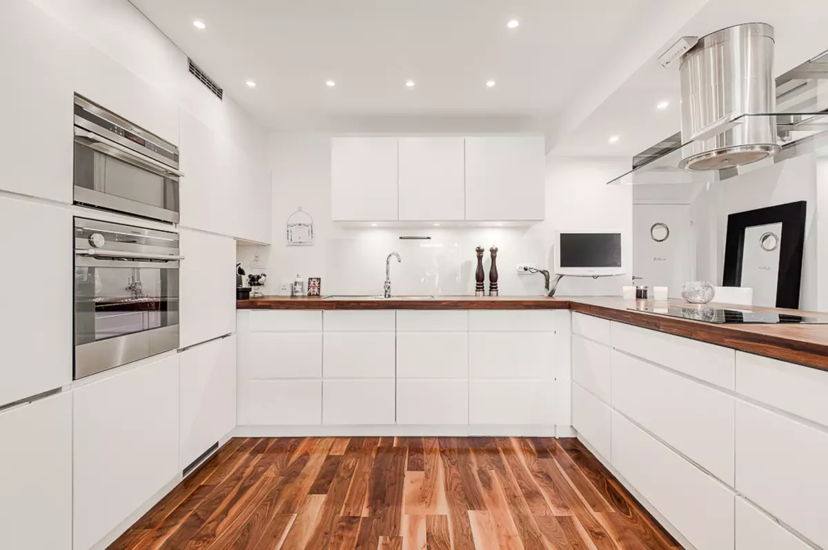 Cozinhas angulares brancas (46 fotos): headsets de cozinha brilhante e fosco no interior, estilo moderno e clássico, de MDF e plástico 21179_21