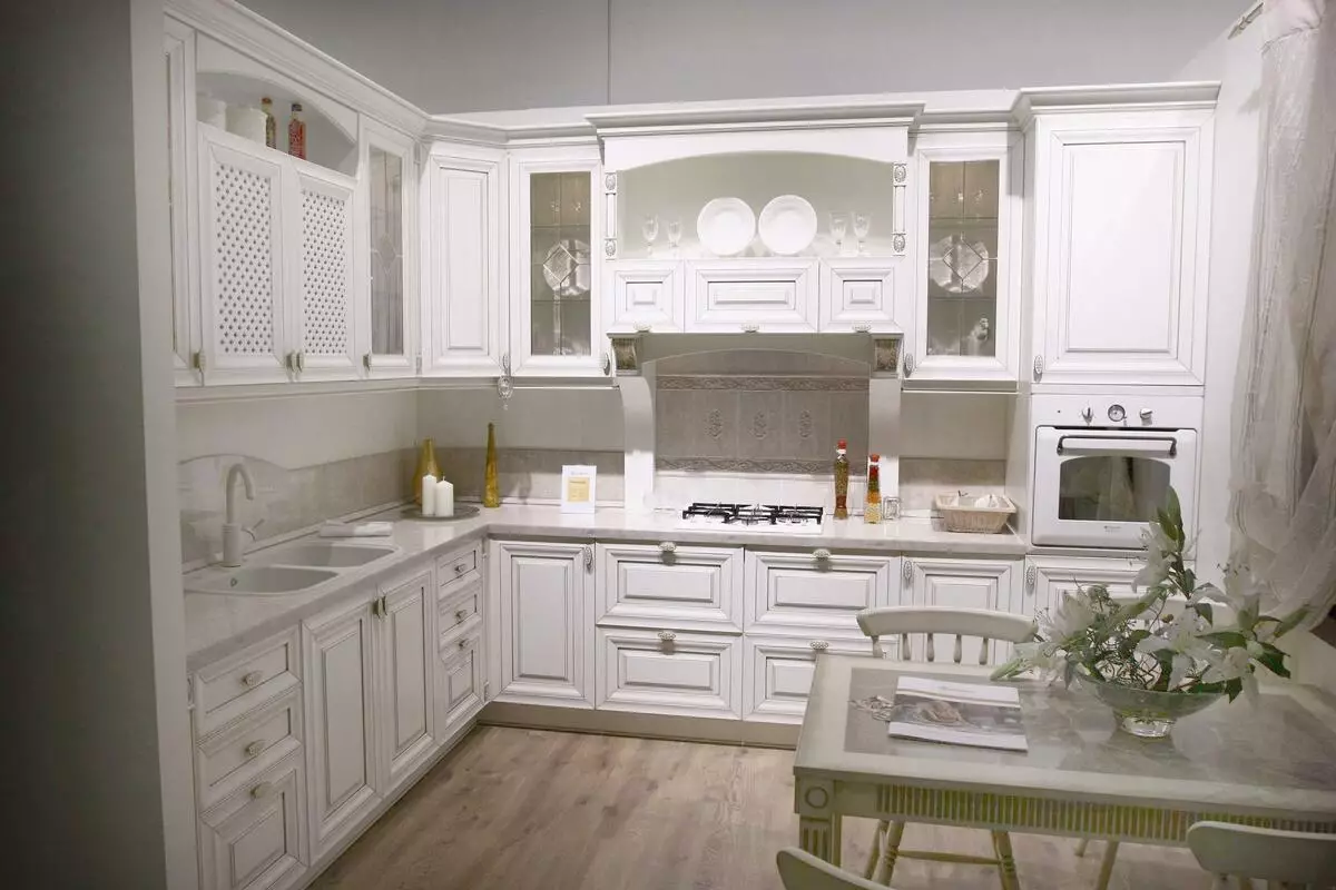 White leņķa virtuves (46 fotogrāfijas): glancēts un matēts virtuves austiņas interjerā, moderns un klasisks stils, no MDF un plastmasas 21179_26