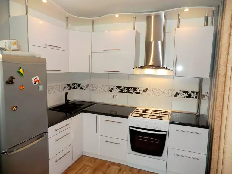 Bílé úhlové kuchyně (46 fotek): lesklé a matné kuchyňské sluchátka v interiéru, moderním a klasickém stylu, z MDF a plastu 21179_29