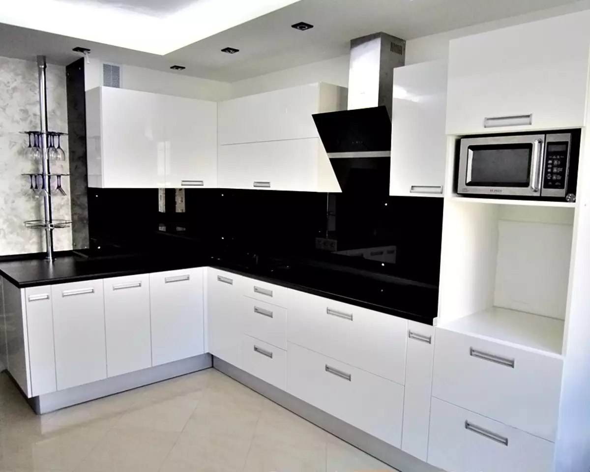 Cozinhas angulares brancas (46 fotos): headsets de cozinha brilhante e fosco no interior, estilo moderno e clássico, de MDF e plástico 21179_3