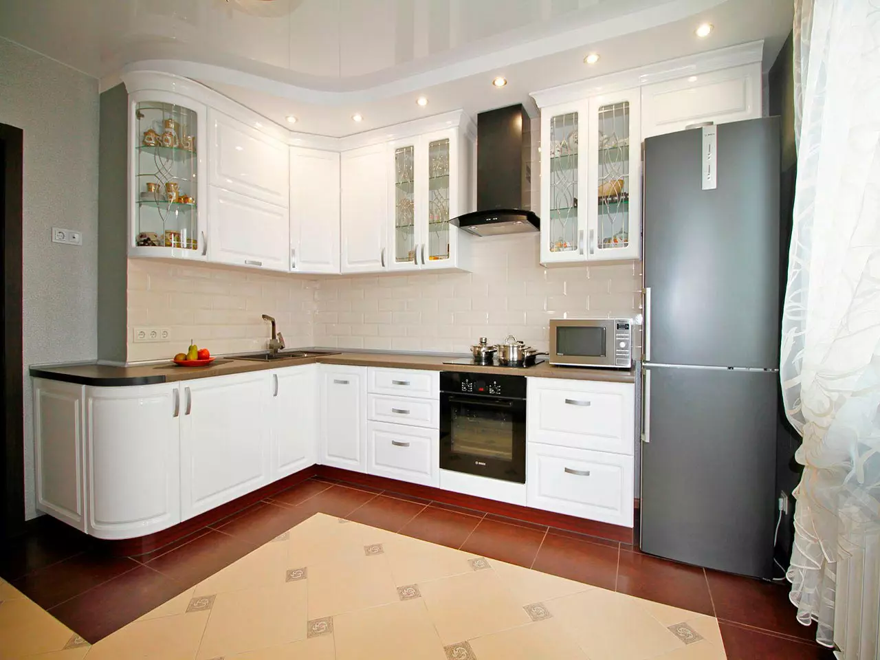Cozinhas angulares brancas (46 fotos): headsets de cozinha brilhante e fosco no interior, estilo moderno e clássico, de MDF e plástico 21179_30