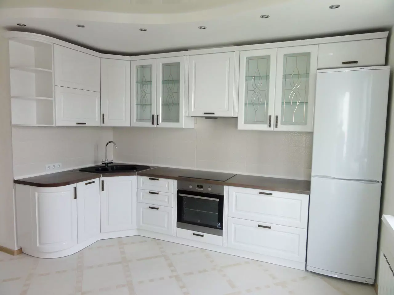 Bílé úhlové kuchyně (46 fotek): lesklé a matné kuchyňské sluchátka v interiéru, moderním a klasickém stylu, z MDF a plastu 21179_31