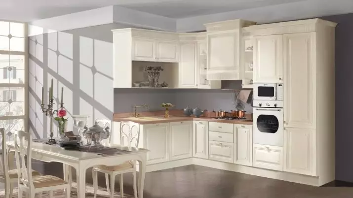 Cozinhas angulares brancas (46 fotos): headsets de cozinha brilhante e fosco no interior, estilo moderno e clássico, de MDF e plástico 21179_34