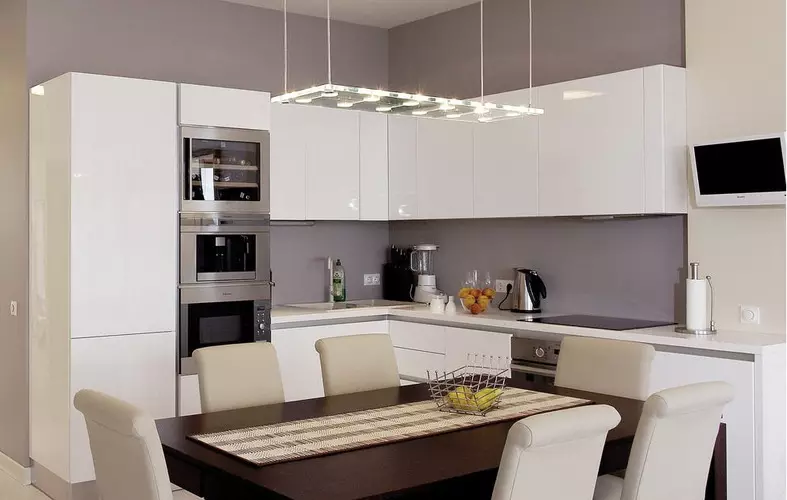 Bucătăriile unghiulare albe (46 fotografii): căști de bucătărie lucioasă și mată în stilul interior, modern și clasic, din MDF și plastic 21179_35